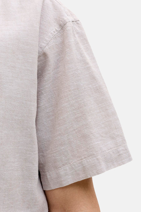 T-shirt beige à manches courtes pour homme de PREMIUM by JACK & JONES, gros plan sur la manche avec une texture subtile.