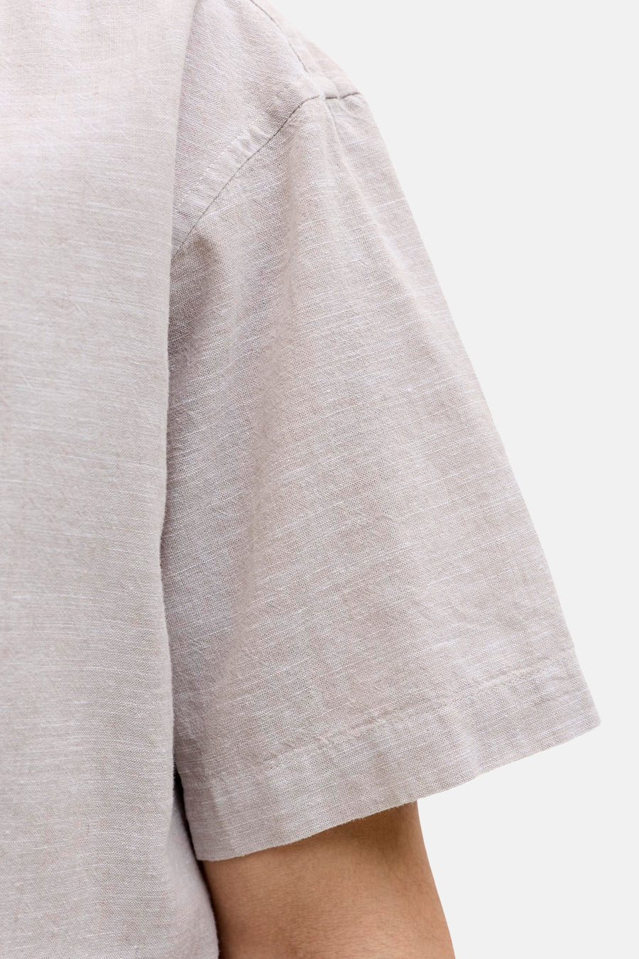 T-shirt beige à manches courtes pour homme de PREMIUM by JACK & JONES, gros plan sur la manche avec une texture subtile.