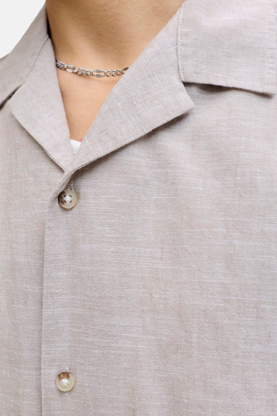 Chemise beige à manches courtes de PREMIUM by JACK & JONES, avec un tissu lisse et une fermeture boutonnée.