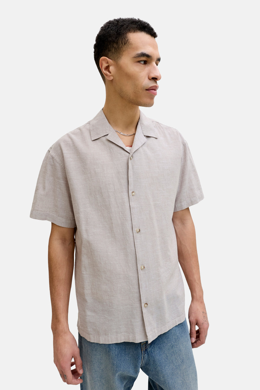 Chemise beige à manches courtes de PREMIUM by JACK & JONES, unie avec fermeture boutonnée et coupe regular.