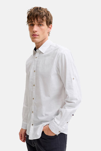 Chemise blanche à manches longues de PREMIUM by JACK & JONES, avec fermeture boutonnée et manches retroussées.
