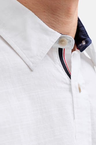 Chemise blanche à manches longues de PREMIUM by JACK & JONES, avec détails contrastés au col.