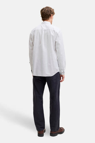 Chemise blanche à manches longues de PREMIUM by JACK & JONES, vue de dos avec un jean foncé et des chaussures marron.