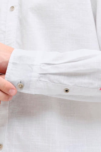 Chemise blanche à manches longues de PREMIUM by JACK & JONES, avec boutons et poignet.