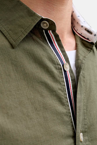 Chemise verte à manches longues de PREMIUM by JACK & JONES, avec fermeture boutonnée, détail rayé le long de la patte et col blanc à imprimé.