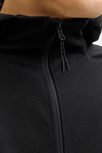 Gilet noir de CORE BY JACK & JONES, avec détail de fermeture éclair et cordons, gros plan.