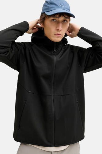 Gilet noir de CORE BY JACK & JONES, avec capuche et fermeture éclair à l'avant.