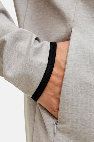Gilet gris de CORE BY JACK & JONES, avec des manches longues et une patte de boutonnage noire et une poche à fermeture éclair.