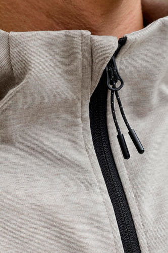 Gilet gris de CORE BY JACK & JONES, avec fermeture éclair noire et cordon avec des extrémités noires.