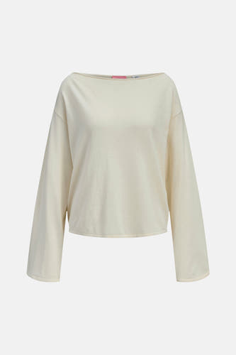 Pull écru de JJXX, avec des textures douces et des plis drapés.