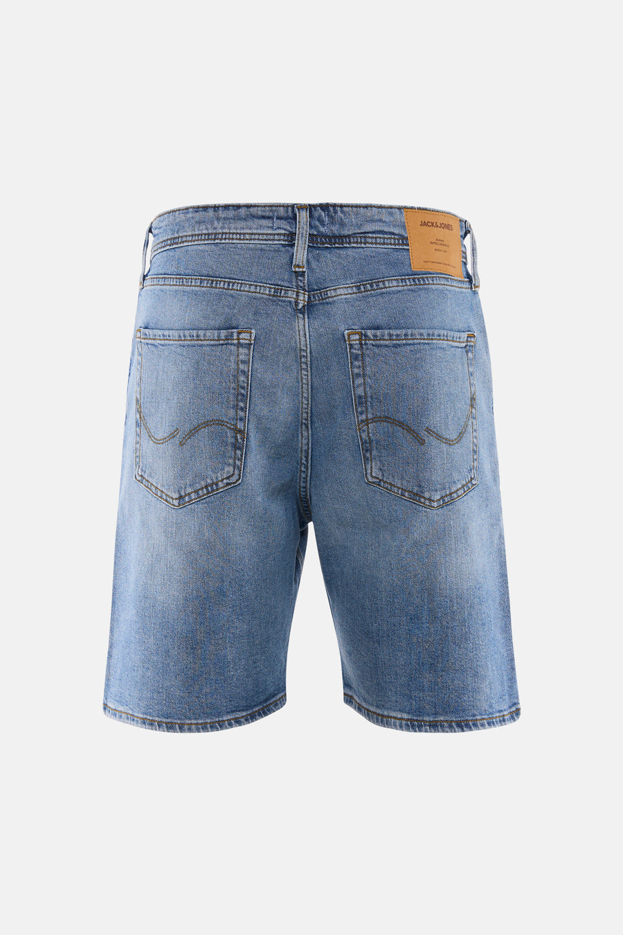 Short en jean bleu moyen de JACK & JONES JEANS INTELLIGENCE, deux poches à l'arrière, coutures apparentes et patch de marque en cuir.