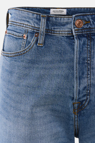 Short en jean bleu moyen de JACK & JONES JEANS INTELLIGENCE, avec bouton couleur cuivre, rivets et surpiqûres jaunes.