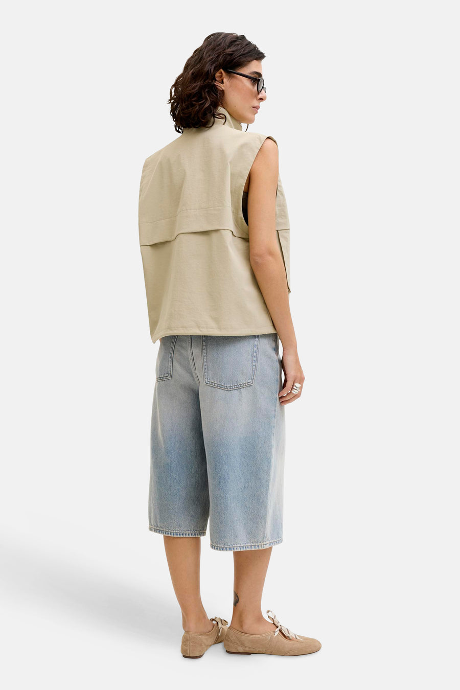 Short en jean bleu clair de JJXX, avec jambes larges et porté avec un cardigan beige et des chaussures plates.