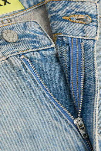Short en jean bleu clair de JJXX, avec fermeture à glissière et détail de bouton.