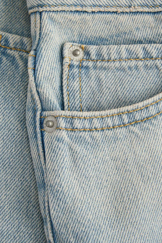 Short en jean bleu clair de JJXX, avec poche latérale et poche à monnaie dotées d'un bouton argenté.