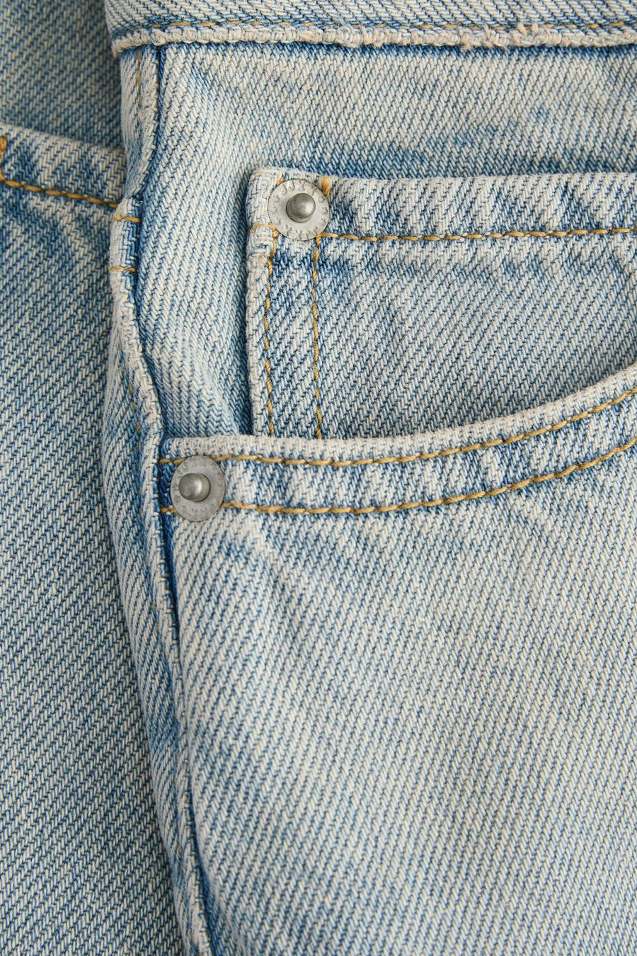 Short en jean bleu clair de JJXX, avec poche latérale et poche à monnaie dotées d'un bouton argenté.