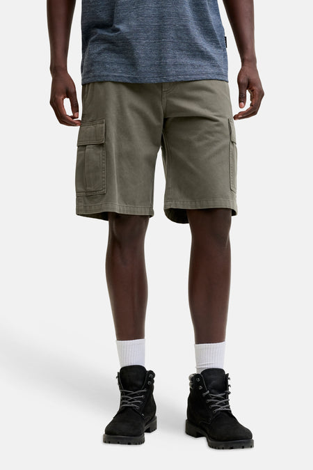Short cargo JACK & JONES JEANS INTELLIGENCE, avec poches cargo, porté par un homme.