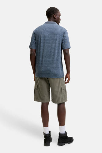Short cargo kaki de JACK & JONES JEANS INTELLIGENCE, porté avec un polo bleu et des bottes noires, vue de dos.