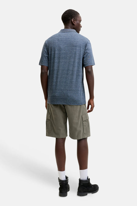 Short cargo kaki de JACK & JONES JEANS INTELLIGENCE, porté avec un polo bleu et des bottes noires, vue de dos.