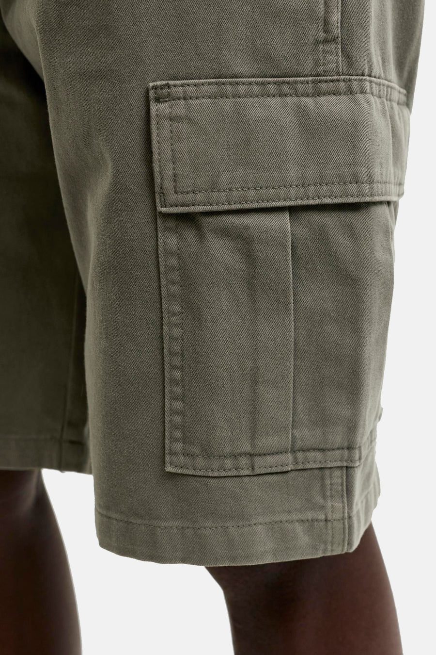 Short en jean de JACK & JONES JEANS INTELLIGENCE, gros plan sur une poche cargo et la texture du tissu sur le côté.
