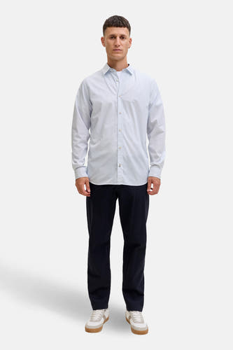 Wit overhemd met lange mouwen van PREMIUM by JACK & JONES, met een subtiel dessin en gedragen met donkere broek.
