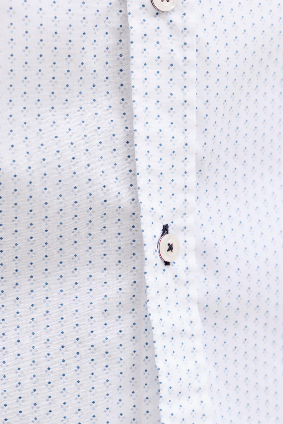 Wit hemd met multicolor patroon van PREMIUM by JACK & JONES, met kleine blauwe en lichtblauwe ruitjes en knoop met rode rand.
