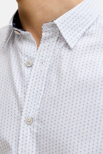 Chemise blanche à motif à pois bleu-gris de PREMIUM by JACK & JONES, détail du col ouvert avec doublure contrastée et boutons.