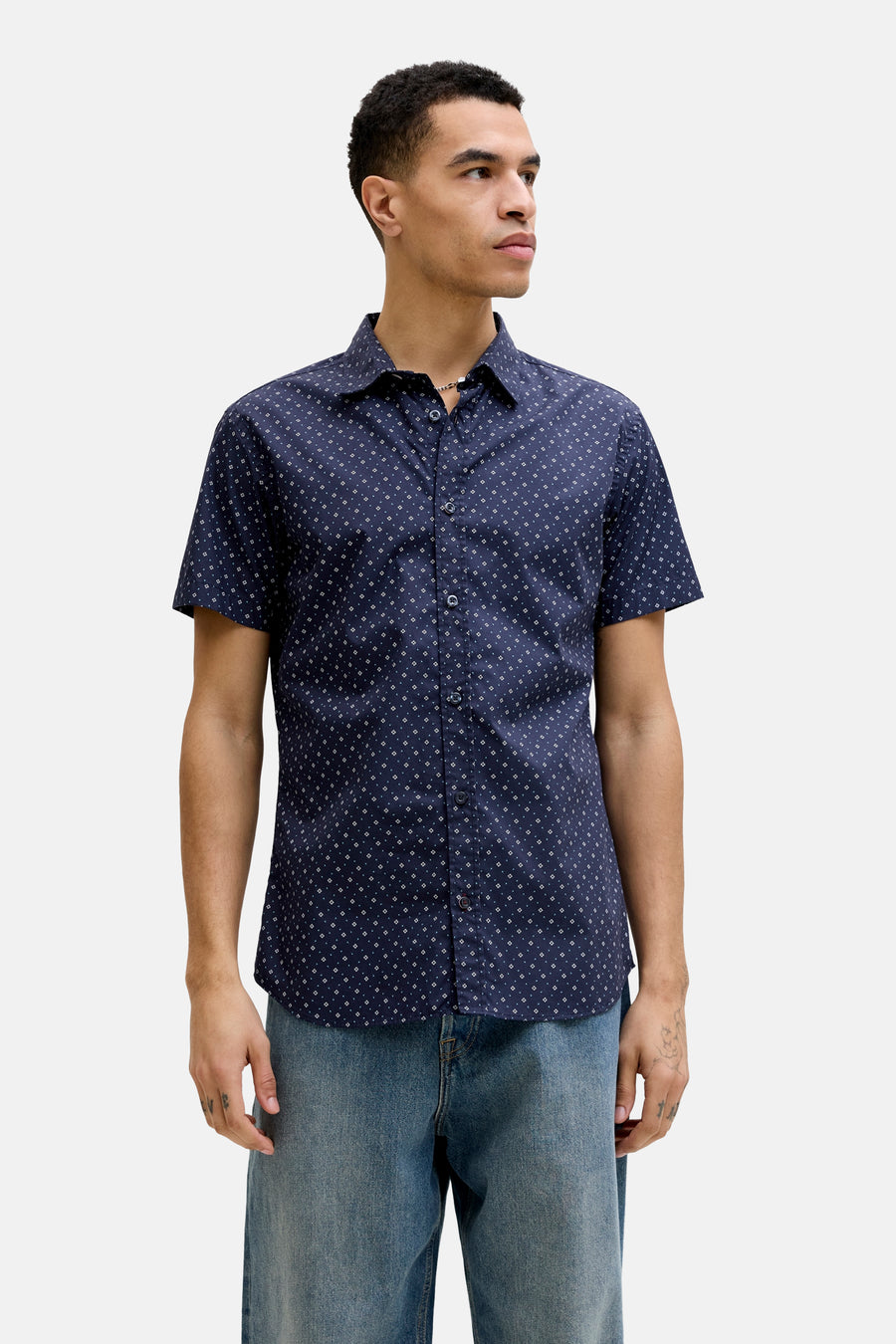 Chemise bleue à manches courtes de PREMIUM by JACK & JONES, avec un motif subtil et un col en nacre.