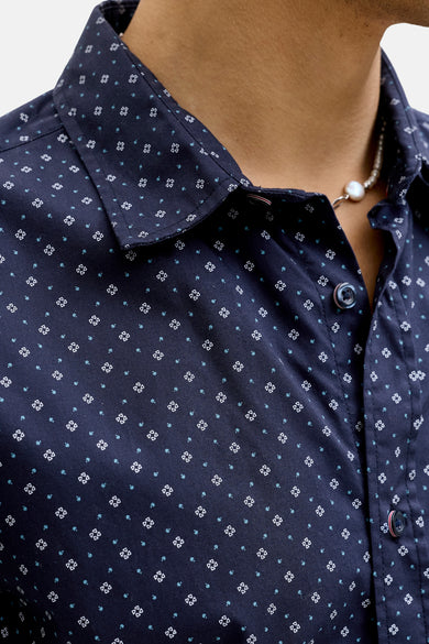 Blauw overhemd met korte mouwen van PREMIUM by JACK & JONES, met een subtiel motief en parelketting.
