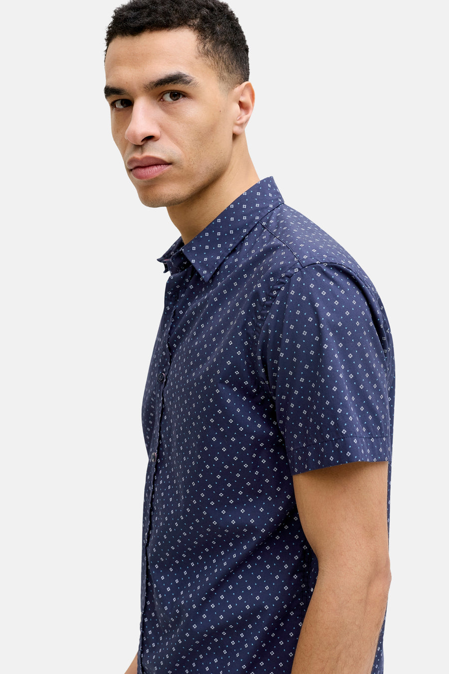 Chemise bleue à manches courtes de PREMIUM by JACK & JONES, avec un motif fin et un col classique.