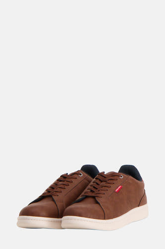 Baskets brunes d'ACCESSORIES BY JACK & JONES, avec une semelle blanche et des accents rouges sur la talon, en vue de côté.