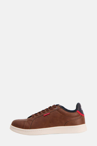 Bruine sneakers van ACCESSORIES BY JACK & JONES, met witte zool en rode accenten op de hiel, in zijaanzicht.
