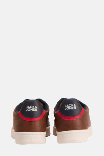 Des baskets brunes d'ACCESSORIES BY JACK & JONES, avec des accents bleu marine et des semelles blanches, vues de derrière.