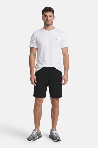 Zwarte katoenen shorts met ruitjesstructuur van JACK & JONES JEANS INTELLIGENCE, voorzien van trekkoord, gedragen met wit T-shirt en grijze sneakers, front view.