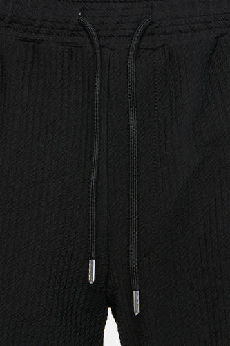Zwarte katoenen shorts van JACK & JONES JEANS INTELLIGENCE met trekkoord en zilveren ophangers, close-up vooraanzicht