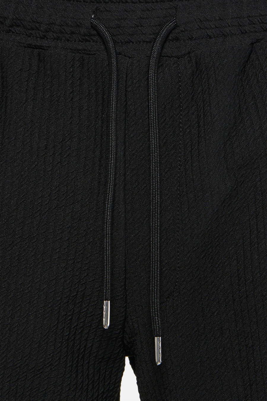 Zwarte katoenen shorts van JACK & JONES JEANS INTELLIGENCE met trekkoord en zilveren ophangers, close-up vooraanzicht