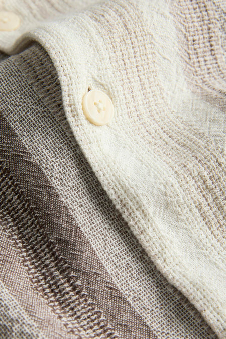 Chemise beige de ORIGINALS BY JACK & JONES, avec un motif rayé et des boutons visibles.