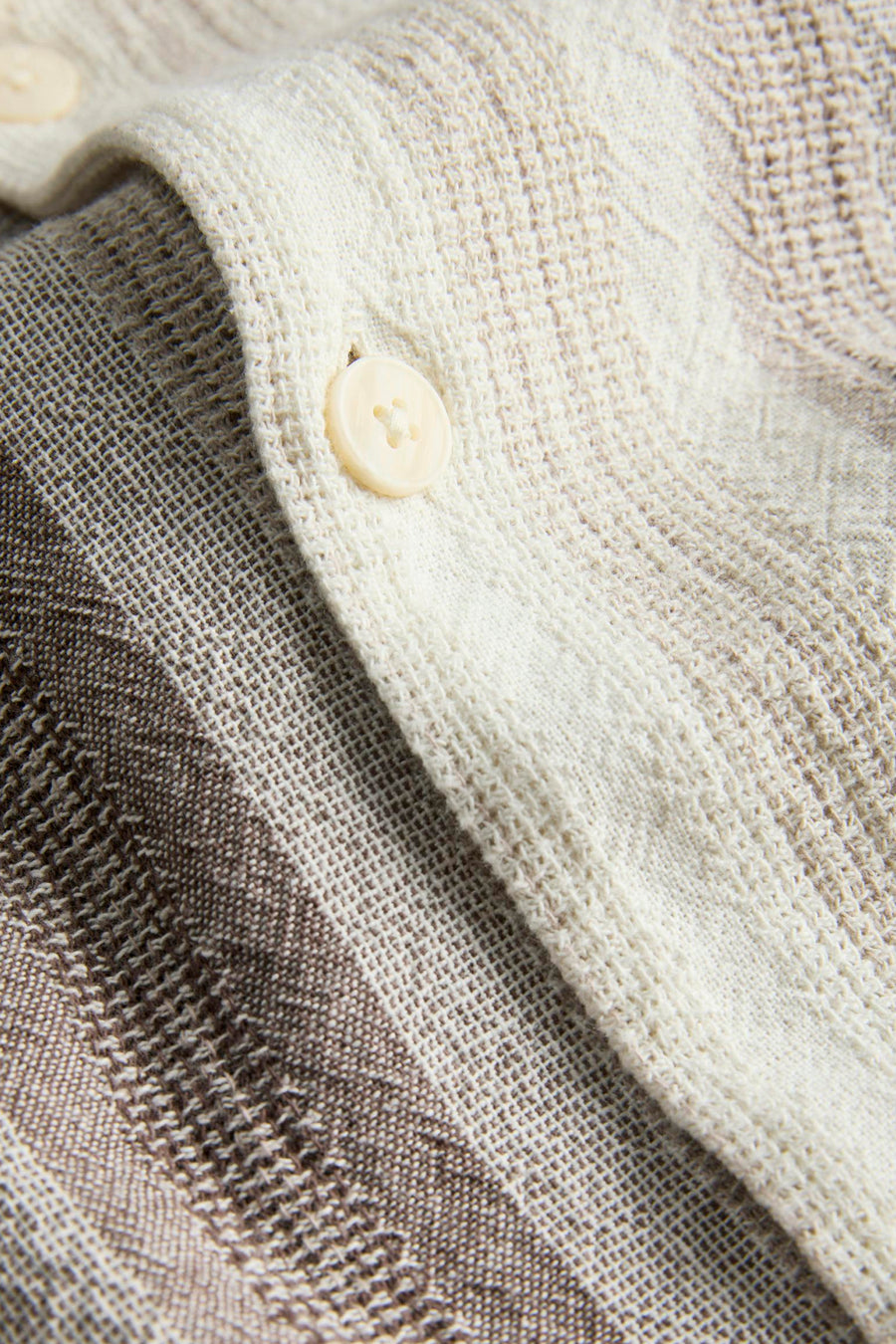Chemise beige de ORIGINALS BY JACK & JONES, avec un motif rayé et des boutons visibles.