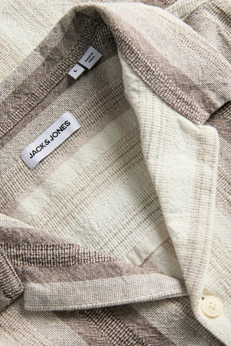 Chemise beige de ORIGINALS BY JACK & JONES, avec un motif rayé et un détail de col remarquable.
