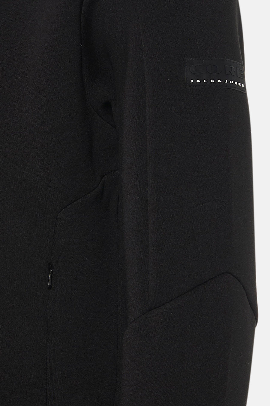 Veste courte noire de CORE by JACK & JONES, avec un petit détail de fermeture éclair et un badge de marque sur la manche.
