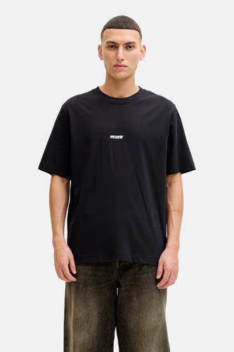 T-shirt noir à manches courtes de CORE BY JACK & JONES, porté avec un jeans foncé.
