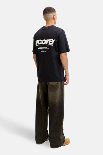 T-shirt noir à manches courtes de CORE BY JACK & JONES, avec une impression de logo blanc sur le dos.