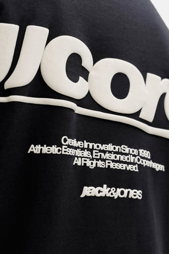 T-shirt noir à manches courtes de CORE BY JACK & JONES, avec de grandes lettres blanches et un texte.