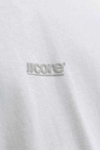 T-shirt blanc à manches courtes de CORE BY JACK & JONES, avec un logo subtil et un design minimaliste.