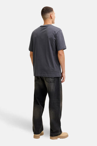 T-shirt gris à manches courtes de CORE BY JACK & JONES, vu de dos, associé à un jean noir et des chaussures marron.
