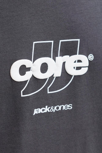 T-shirt gris à manches courtes de CORE BY JACK & JONES, avec logo et nom de marque blancs.