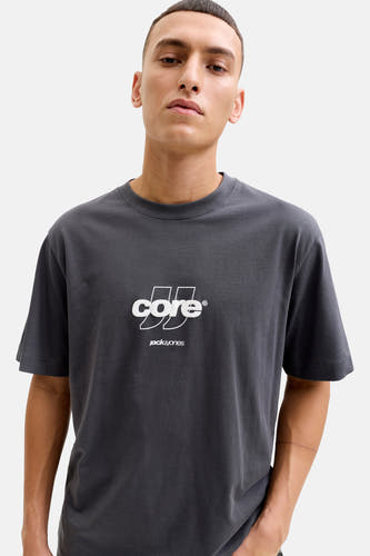 T-shirt gris à manches courtes de CORE BY JACK & JONES, avec impression de logo blanc sur la poitrine.
