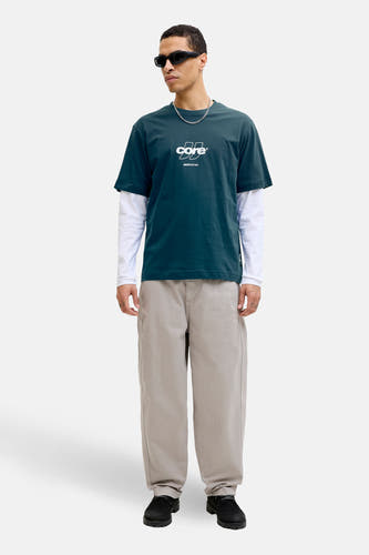 T-shirt à manches courtes bleu de CORE by JACK & JONES, stylé avec une chemise à manches longues et une chaîne argentée.