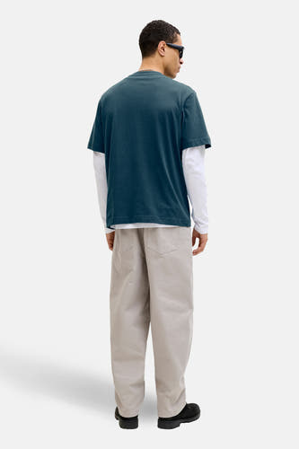 T-shirt bleu à manches courtes de CORE BY JACK & JONES, porté sur un t-shirt blanc, vu de dos.