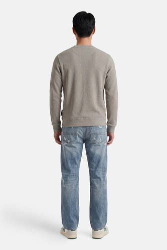 Pull gris de CORE BY JACK & JONES avec texture gaufrée, col rond, vue arrière, porté sur un jean délavé et des baskets.